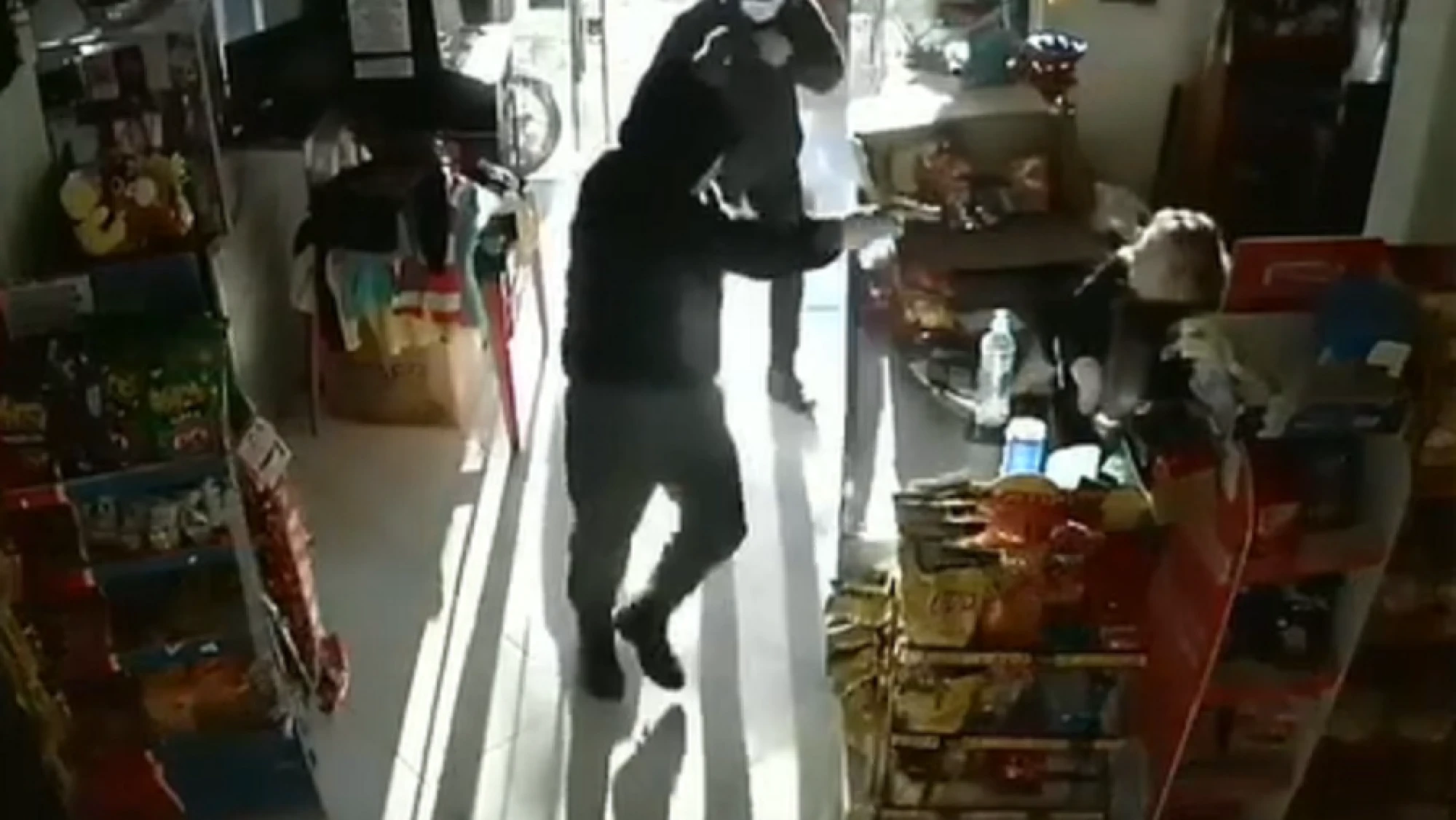 Asaltantes armados robaron G. 11 millones de un comercio en Caacupé