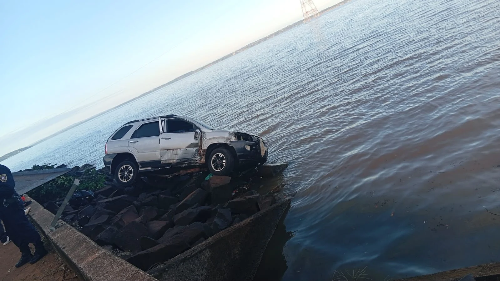 Joven perdió el control del vehículo y terminó al borde del río en la Costanera de Encarnación