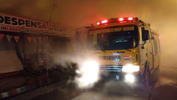 Voraz incendio destruyó tres emprendimientos familiares en Encarnación y dejó pérdidas totales