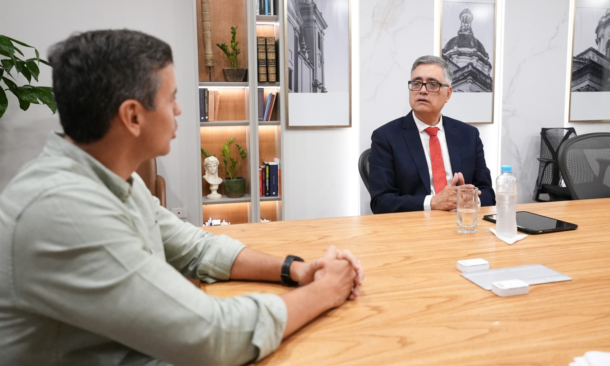 Santiago Peña nombró a Miguel Báez Reyes al frente de la ANDE