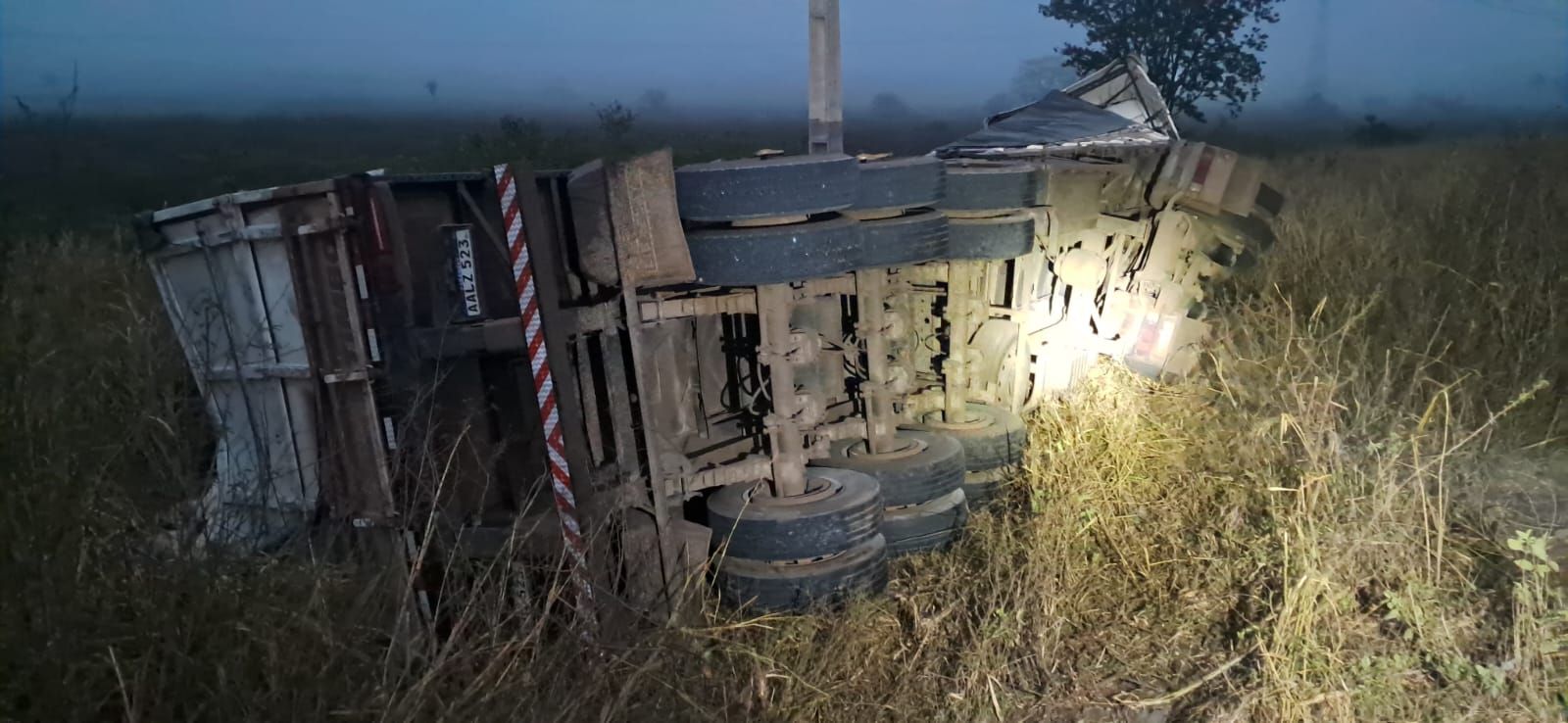 Tractocamión con 640 bolsas de cemento volcó sobre la ruta PY22 en Concepción