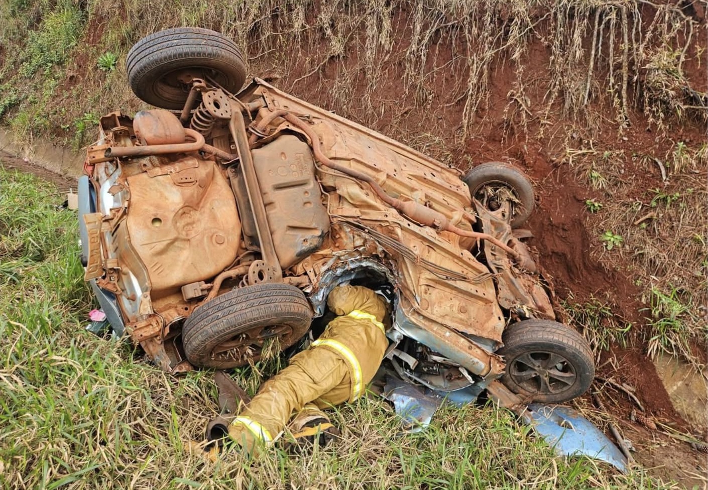 Una conductora resultó gravemente herida tras un vuelco sobre la ruta PY06 en Naranjito