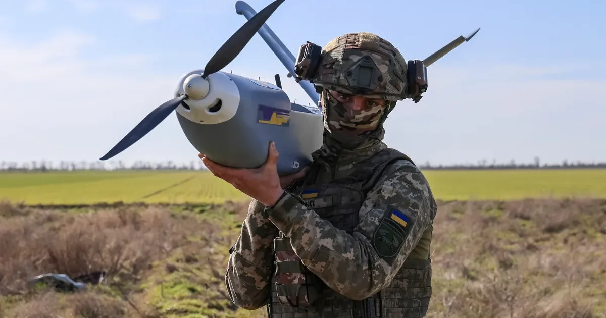 Diario británico alerta por entrenamiento con drones en Ucrania para carteles colombianos
