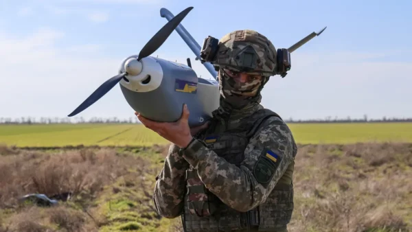Diario británico alerta por entrenamiento con drones en Ucrania para carteles colombianos