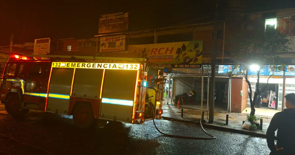 Incendio dañó un depósito de accesorios para motos en el Circuito Comercial de Encarnación