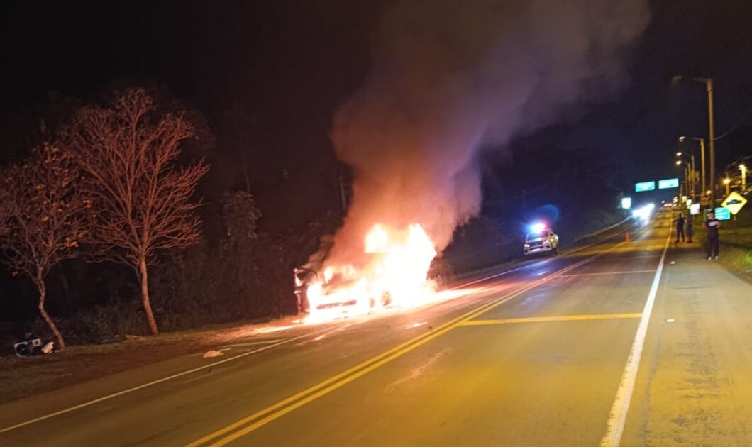 Un automóvil se incendió sobre la ruta PY01 en Encarnación y quedó completamente destruido