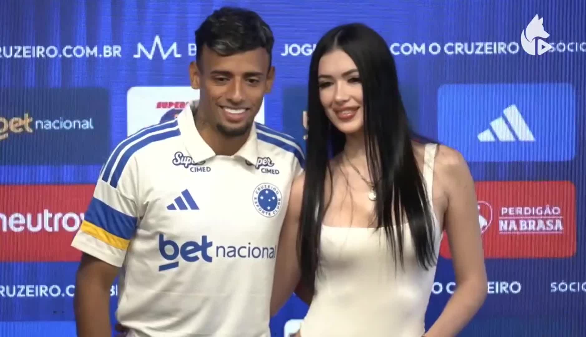 Luciano Rodríguez fue presentado en Cruzeiro y protagonizó un momento viral con su novia