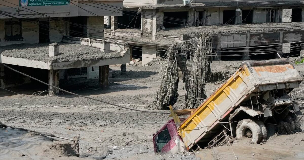 Nepal: Inundación cerca de China deja al menos 22 muertos y decenas de desaparecidos
