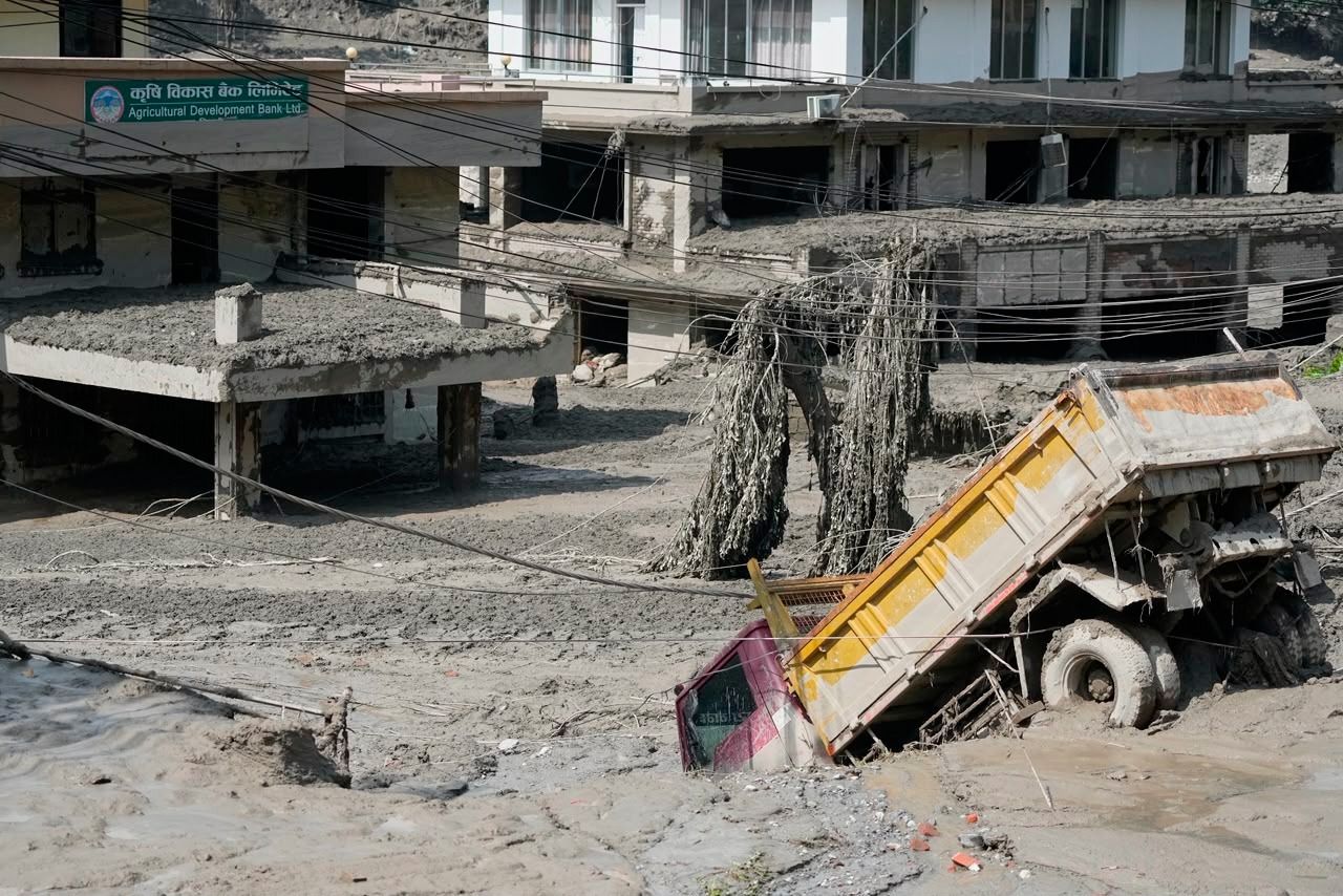 Nepal: Inundación cerca de China deja al menos 22 muertos y decenas de desaparecidos