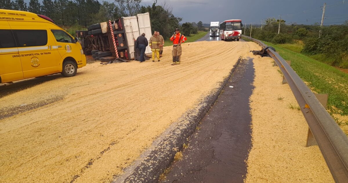 Camión granelero volcó sobre la Ruta PY01 y dejó un conductor herido en Carmen del Paraná