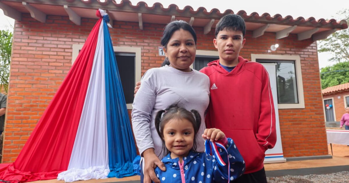 Gobierno completa 33.620 viviendas dignas entregadas a familias paraguayas