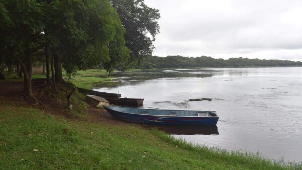 Tragedia en Ayolas: un joven pescador murió tras ser alcanzado por un rayo mientras aseguraba su bote
