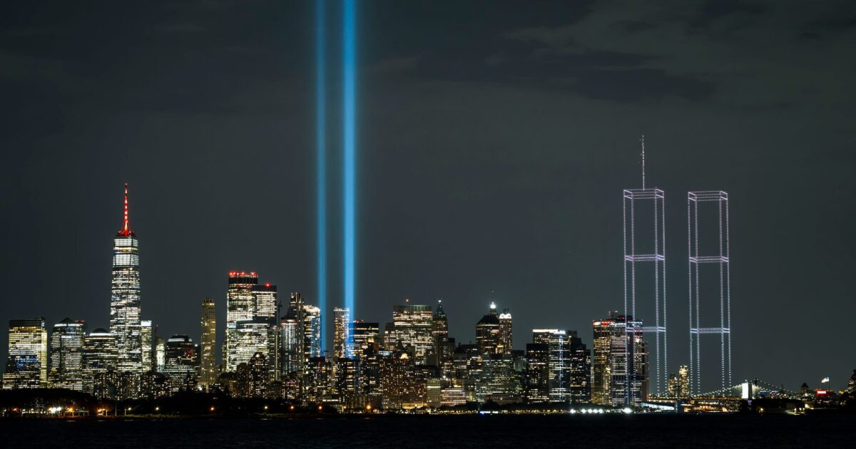 Un homenaje impactante: Nueva York recordó los 25 años del 11-S con un increíble show de drones