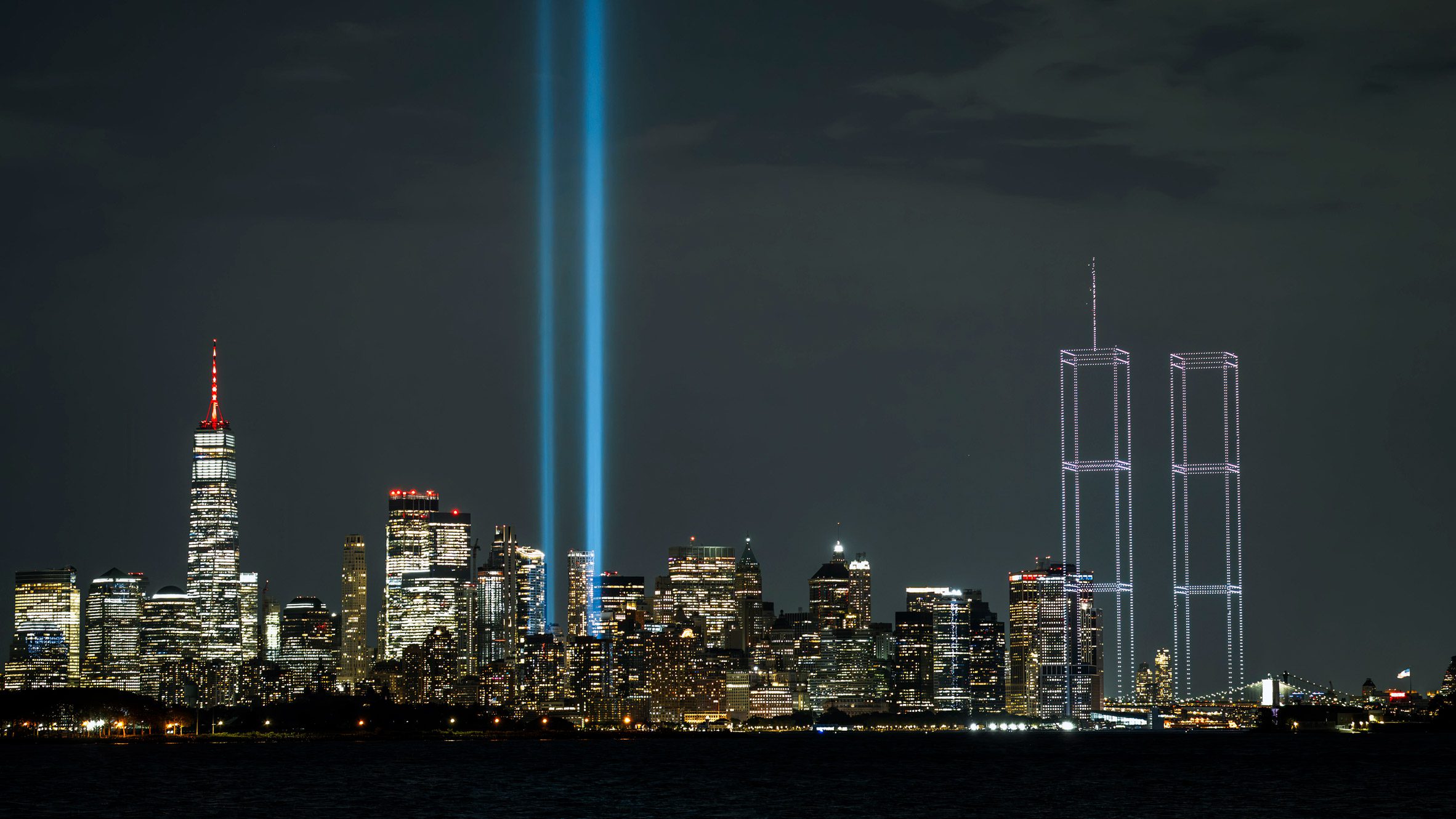 Un homenaje impactante: Nueva York recordó los 25 años del 11-S con un increíble show de drones
