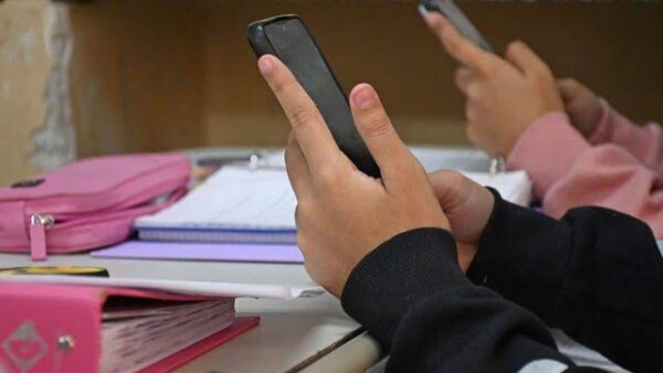 Sin celulares en clases ni recreos: la nueva regulación paraguaya también incluye a docentes