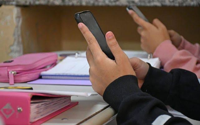 Sin celulares en clases ni recreos: la nueva regulación paraguaya también incluye a docentes