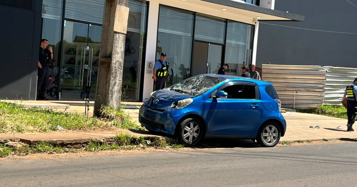 Dos personas heridas tras un choque entre un automóvil y una motocicleta en Encarnación
