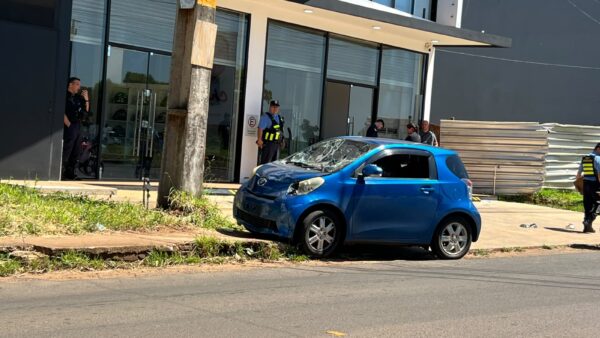 Dos personas heridas tras un choque entre un automóvil y una motocicleta en Encarnación