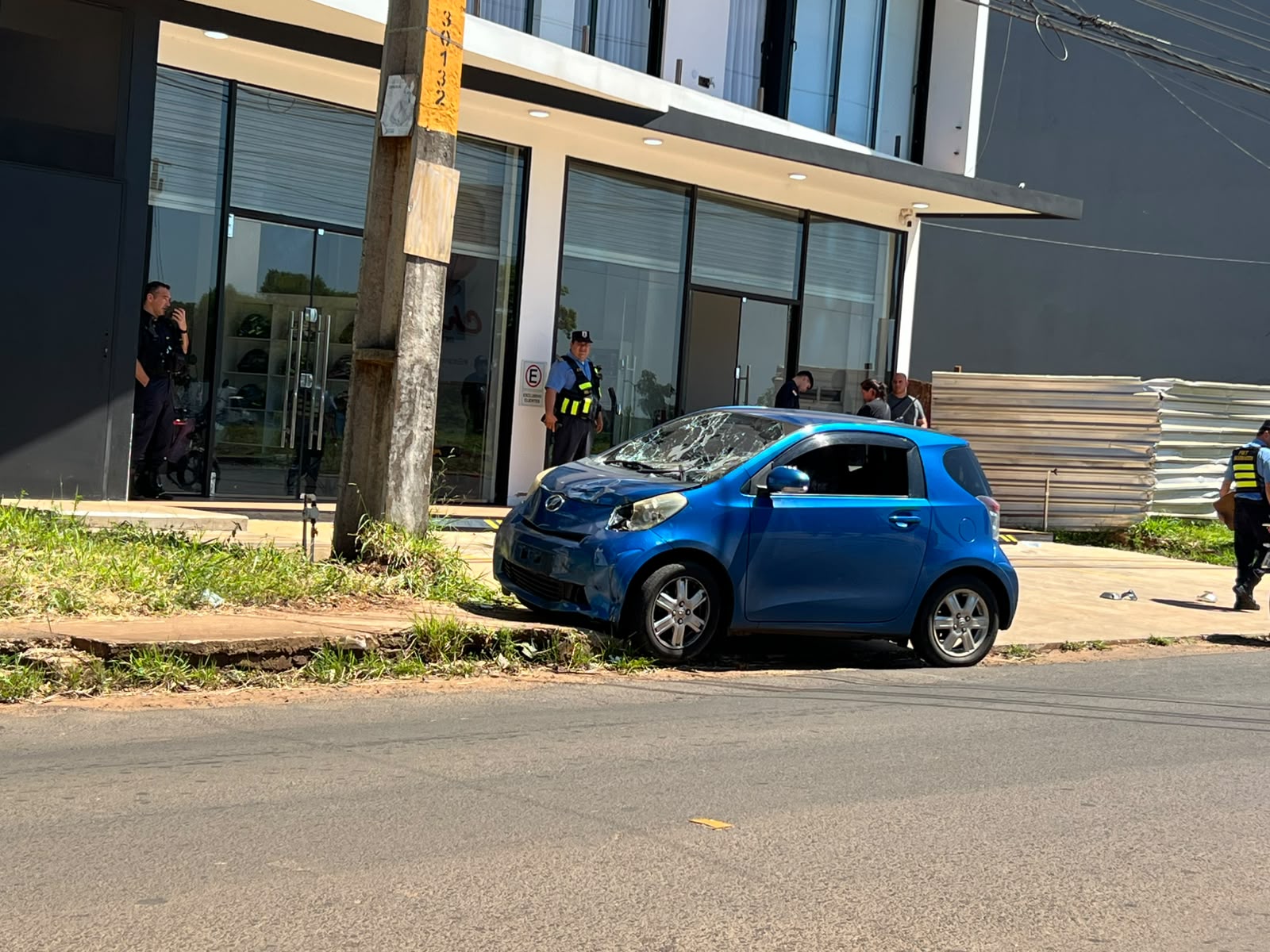 Dos personas heridas tras un choque entre un automóvil y una motocicleta en Encarnación