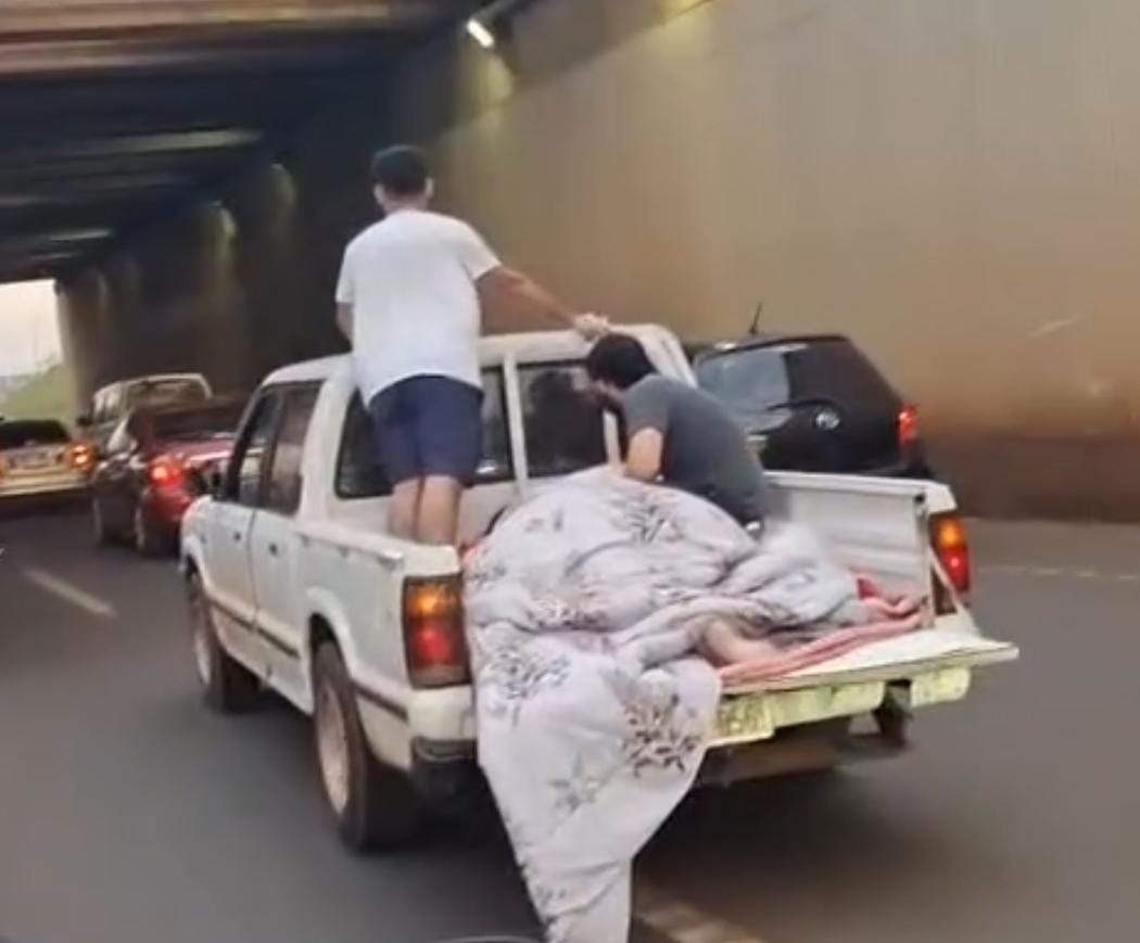 Indignación en Ciudad del Este por el traslado de una paciente en la carrocería de una camioneta