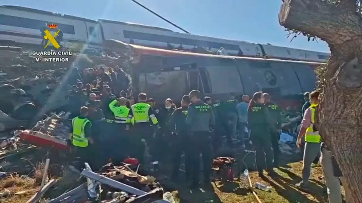 Al menos 30 muertos y decenas de heridos tras el choque de dos trenes de alta velocidad en España
