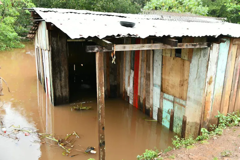Crecida del Paraná en Ciudad del Este: ya evacuaron a 41 familias