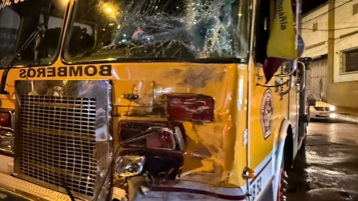 Choque entre un bus y un camión de bomberos dejó dos rescatistas heridos en Asunción
