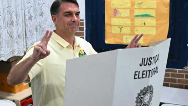 Flávio Bolsonaro superó el 90% de los votos en localidades de Paraguay
