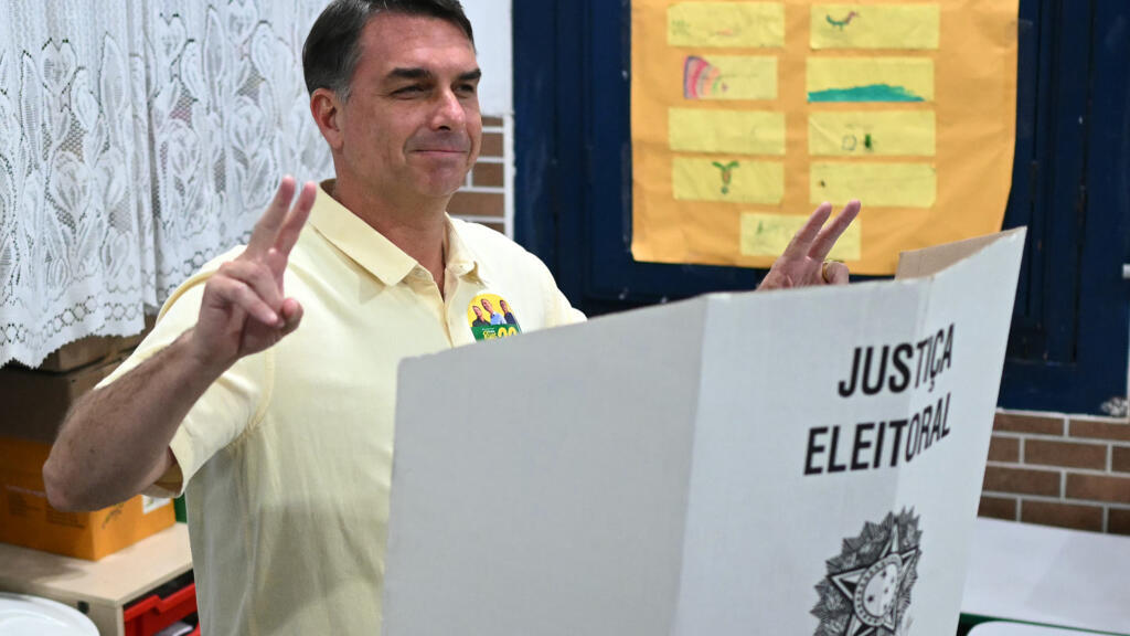 Flávio Bolsonaro superó el 90% de los votos en localidades de Paraguay