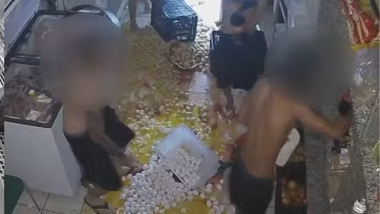 Invadieron una escuela, hicieron una “guerra de comida” y destruyeron unos 400 huevos