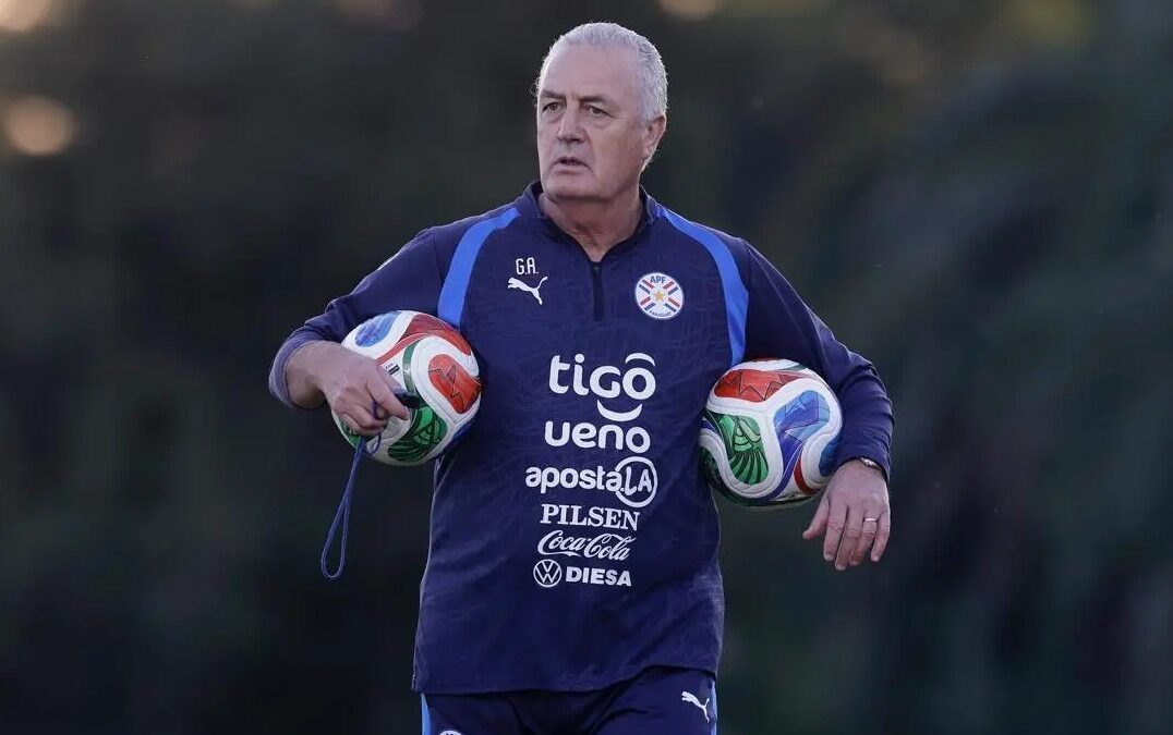 Gustavo Alfaro convocó a 24 jugadores para un microciclo de la Albirroja
