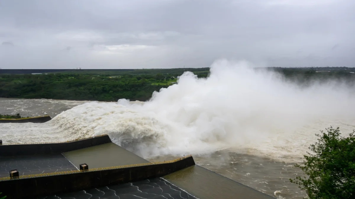 Itaipú reabre temporalmente la canaleta central ante previsiones de nuevas lluvias