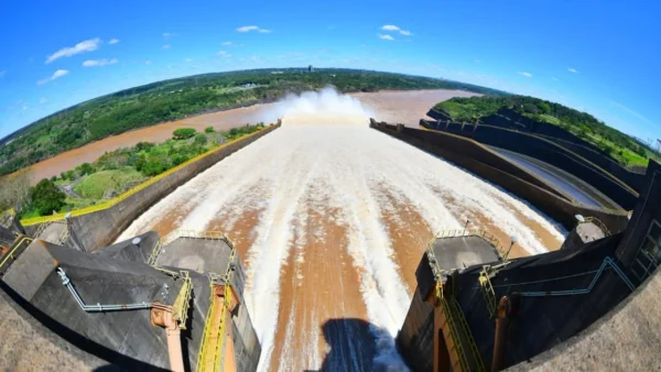 Itaipú vuelve a abrir el vertedero ante el aumento del caudal del río Iguazú