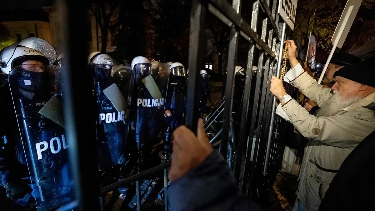 Tensión en Polonia: la Policía rodeó el Tribunal Constitucional en medio de una disputa interna